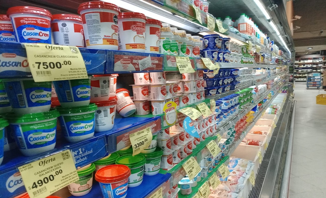 Góndolas de supermercado con productos de consumo masivo
