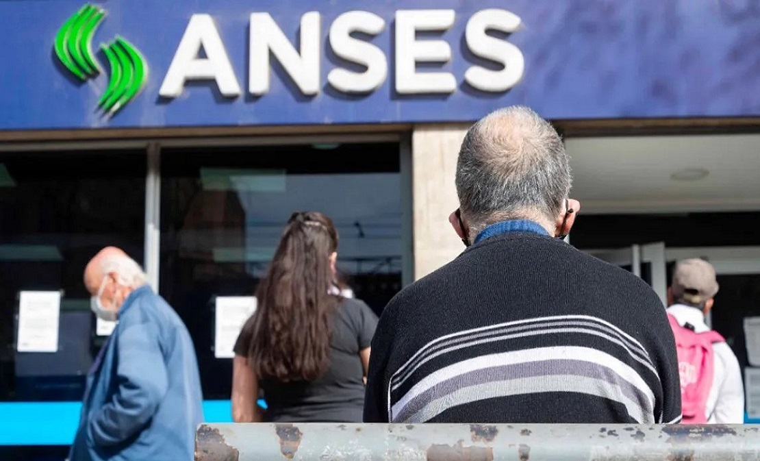 Jubilado pagando con tarjeta de débito en la caja de un supermercado