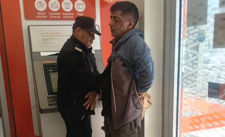 Sucursal bancaria con cajeros automáticos en la avenida San Martín, La Matanza
