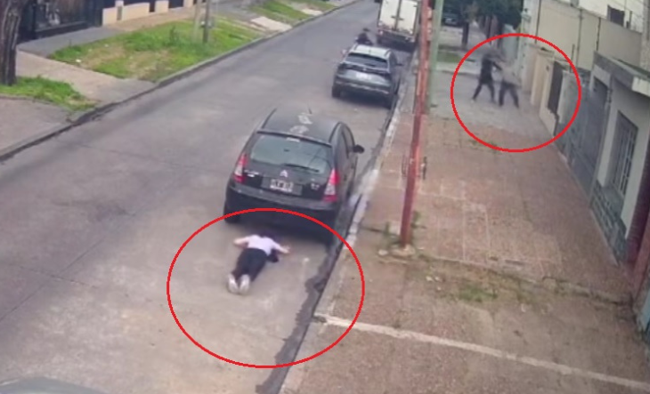 Calle Bolívar al 2300 en Ramos Mejía, escenario del asalto registrado por cámaras de seguridad