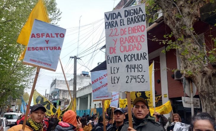 Vecinos de barrios populares de Ciudad Evita movilizados en el centro de San Justo