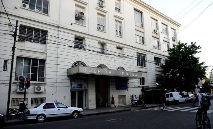 Residentes del Hospital Gutiérrez movilizados hacia el Ministerio de Salud