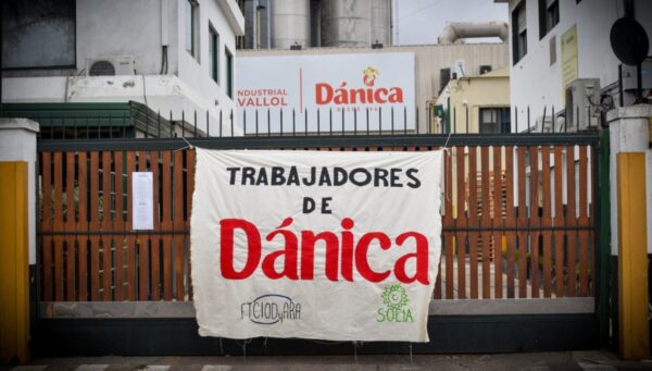 Trabajadores de Dánica acampan frente a la planta de Llavallol
