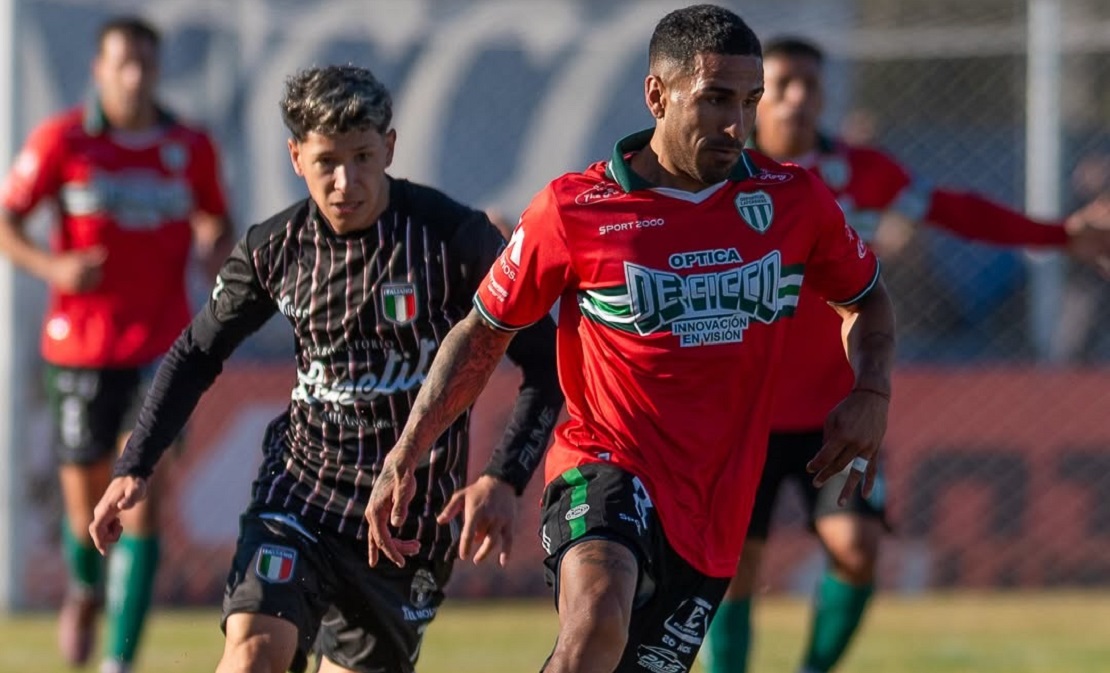 Estadio de fútbol matancero con tribunas y césped durante un partido de ascenso