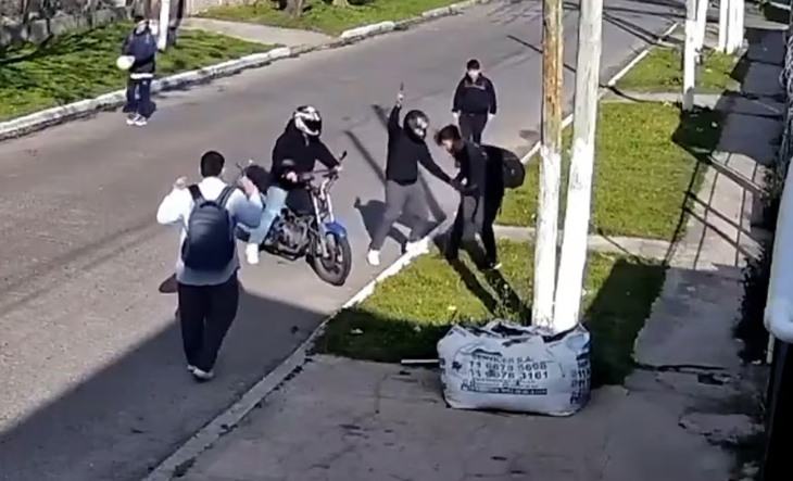 Moto en la vía pública de González Catán, La Matanza