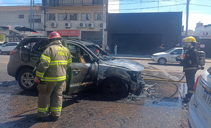 Camioneta incendiada sobre la avenida Illia en el centro de San Justo
