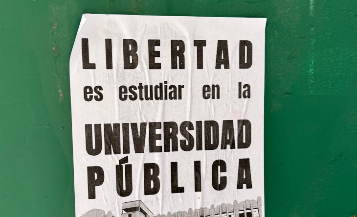 Dirigentes gremiales universitarios durante una protesta por recomposición salarial