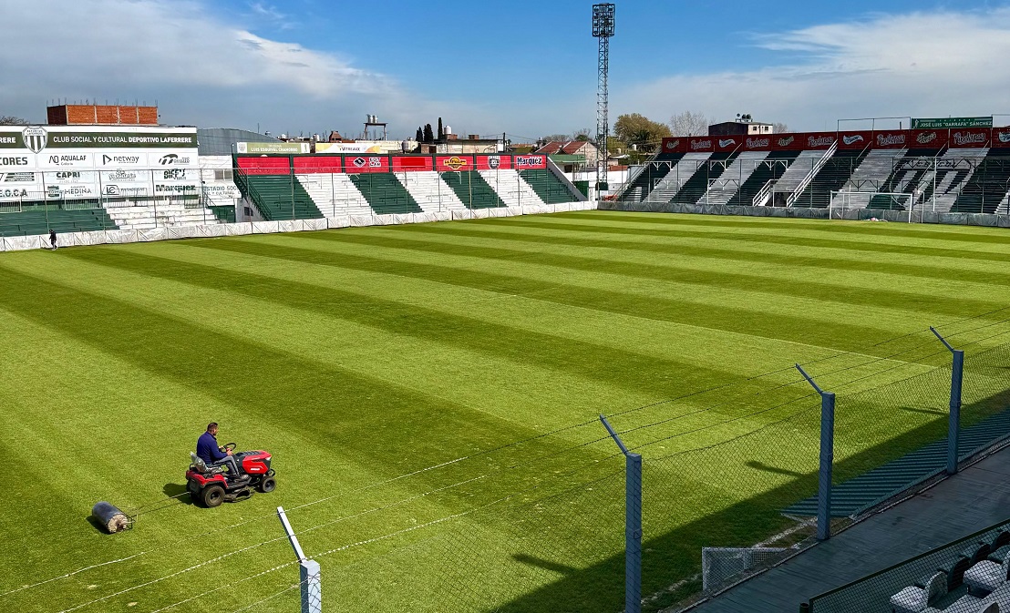 Estadio de Deportivo Laferrere con hinchas en las tribunas