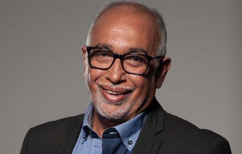Retrato del locutor Oscar "Negro" González Oro en estudio de radio