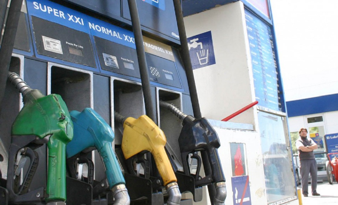 Surtidor de nafta con los nuevos precios exhibidos en una estación de servicio