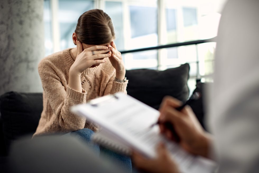 Profesional de salud mental durante una consulta con un paciente