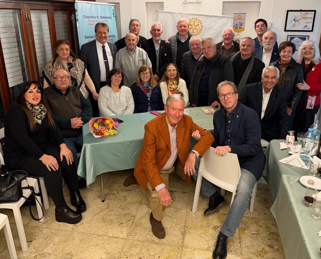 Autoridades del Rotary Club de Ramos Mejía junto al gobernador del Distrito 4905 durante la reunión
