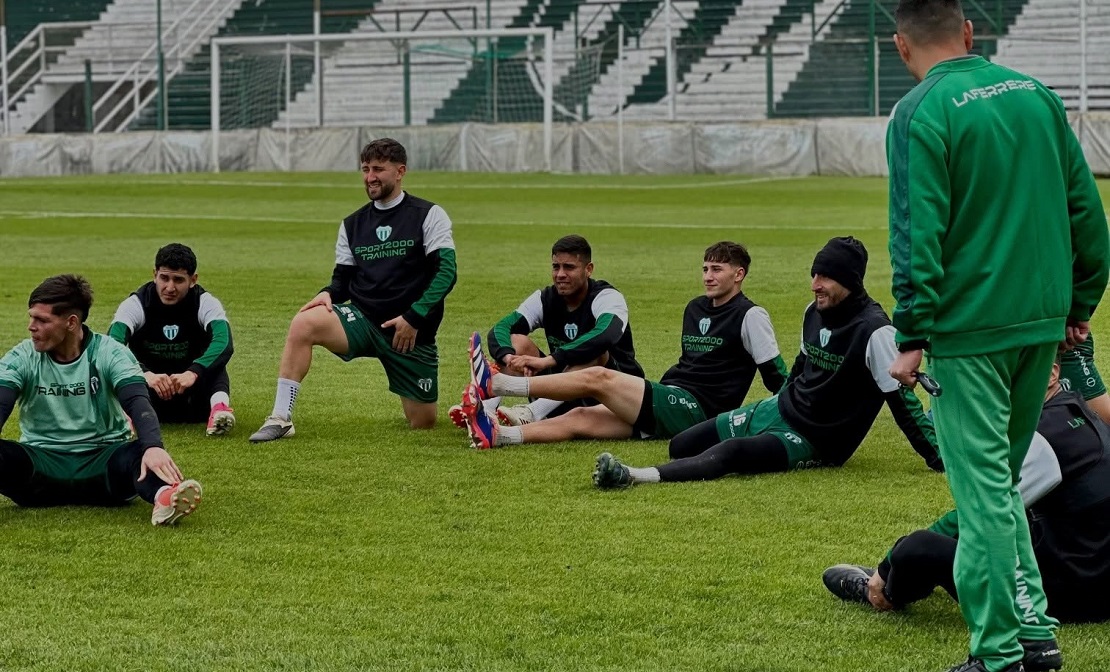 Jugadores de Deportivo Laferrere en cancha durante un partido de la Primera B