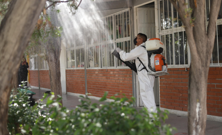Fumigación con agroquímicos en un campo lindero a una zona urbana