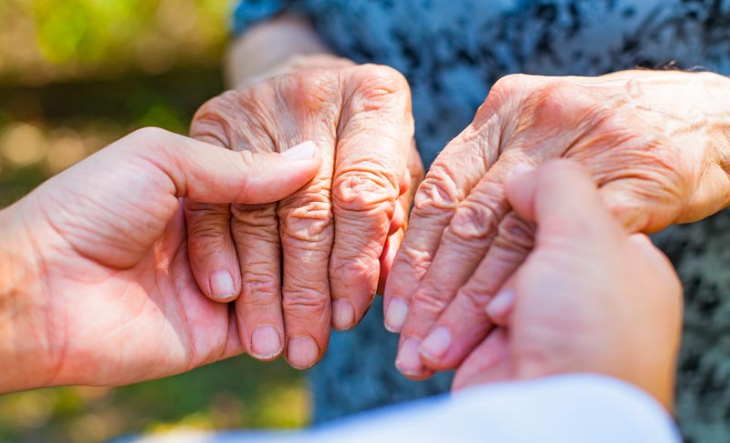 Pacientes con Parkinson durante un reclamo por la falta de medicación