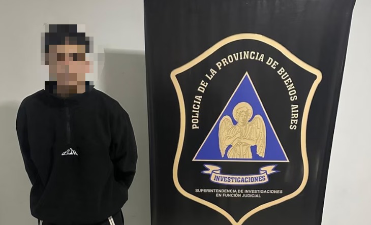 Móvil policial en una calle de Villa Luzuriaga durante un operativo