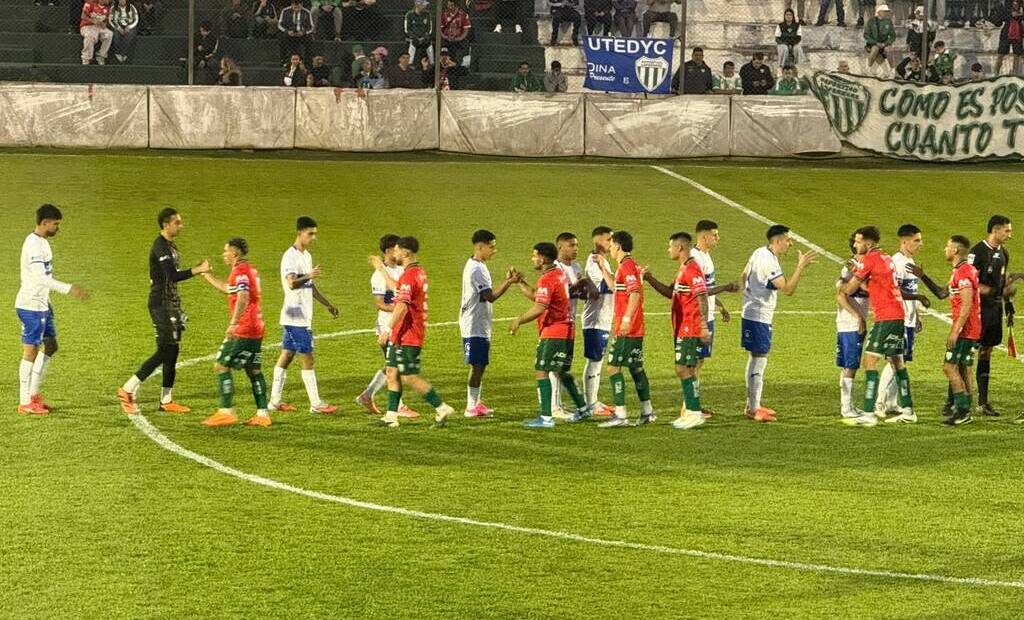 Jugadores del Deportivo Laferrère durante el partido ante Sportivo Italiano en el Morumbí