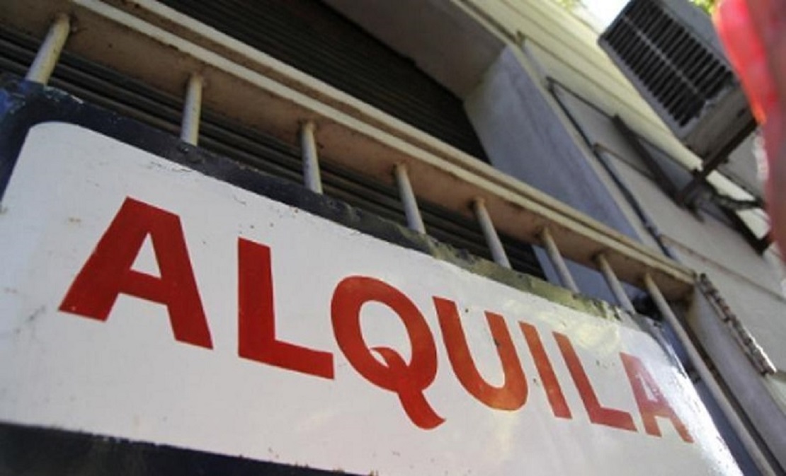 Local comercial con cartel de alquiler en la peatonal de San Justo