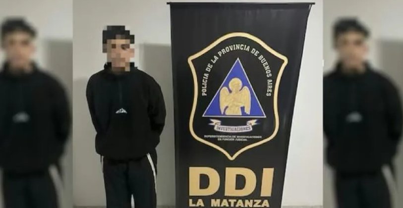 Moto policial en una calle del conurbano bonaerense durante un operativo