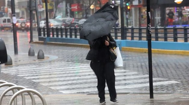 Cielo nublado y lluvia sobre una calle urbana de Buenos Aires