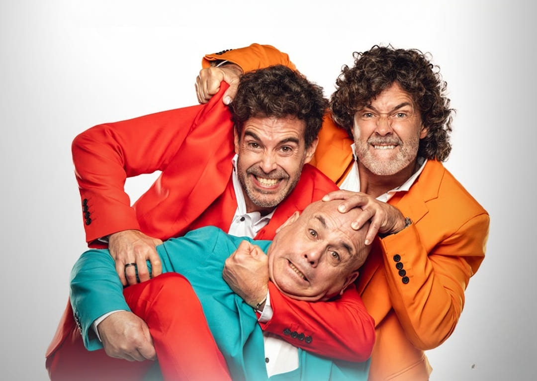 Tres actores cómicos en escena durante la obra Ni media palabra
