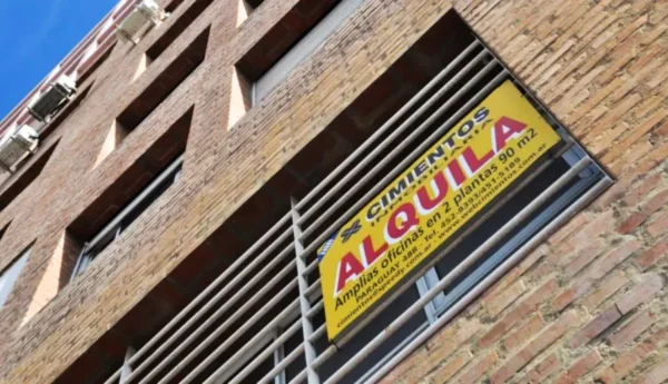 Fachada de un edificio de departamentos en alquiler en la provincia de Buenos Aires