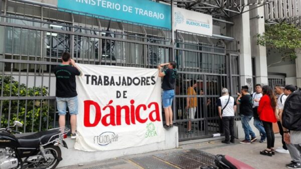 Trabajadores de la ex Dánica acampan frente a la planta en Llavallol