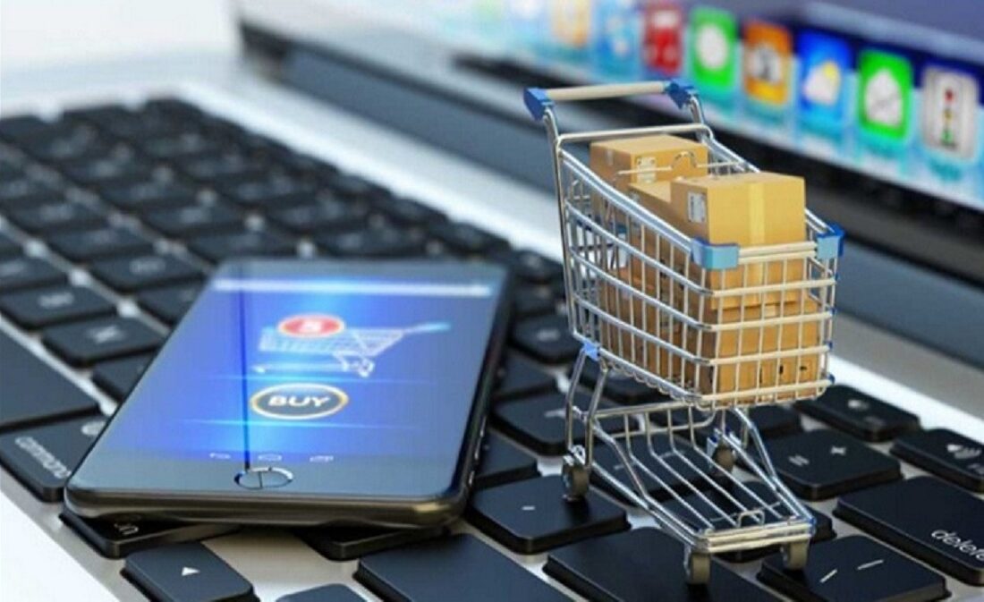 Persona usando una computadora portátil para comprar online durante una promoción de descuentos
