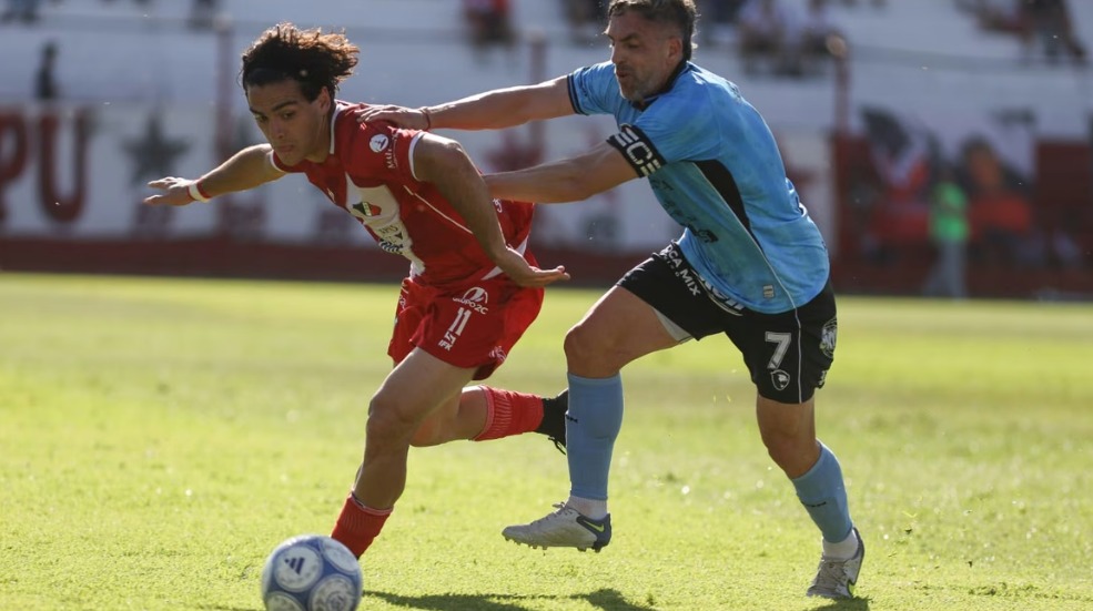 Jugadores de Temperley y Deportivo Maipú disputando la pelota en un partido de la Primera Nacional
