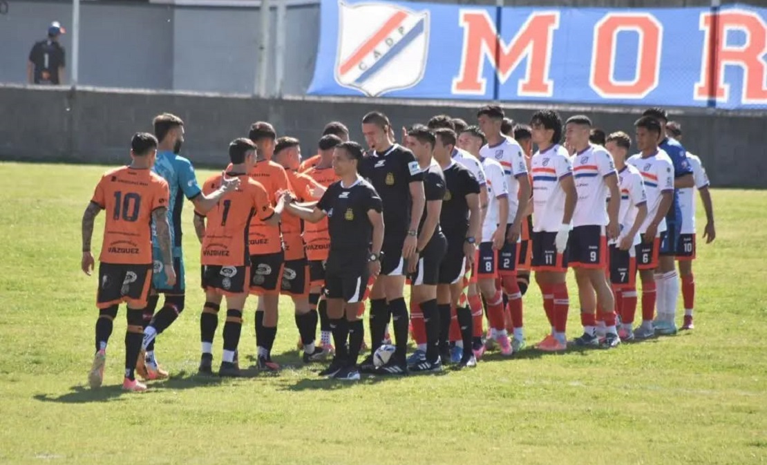 Jugadores de Deportivo Paraguayo y Lugano disputando la pelota en el Estadio Guaraní de Villa Scasso