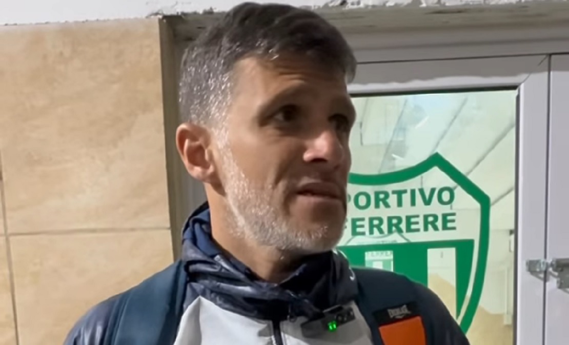 Entrenador de Sportivo Italiano durante un partido de fútbol
