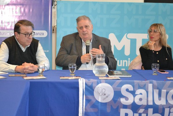 Operativo municipal de descacharrado y prevención del dengue en un barrio de La Matanza
