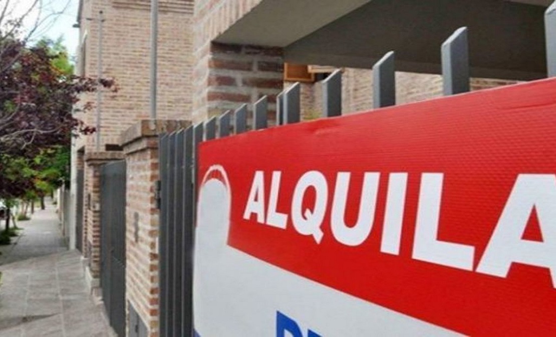 Frente de un local comercial con cartel de alquiler en la peatonal de San Justo
