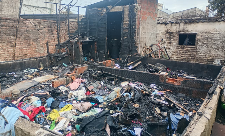 Casa destruida por un incendio en Isidro Casanova, La Matanza