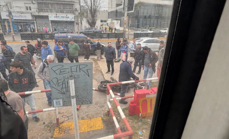 Formación del Tren Sarmiento circulando junto a un paso a nivel