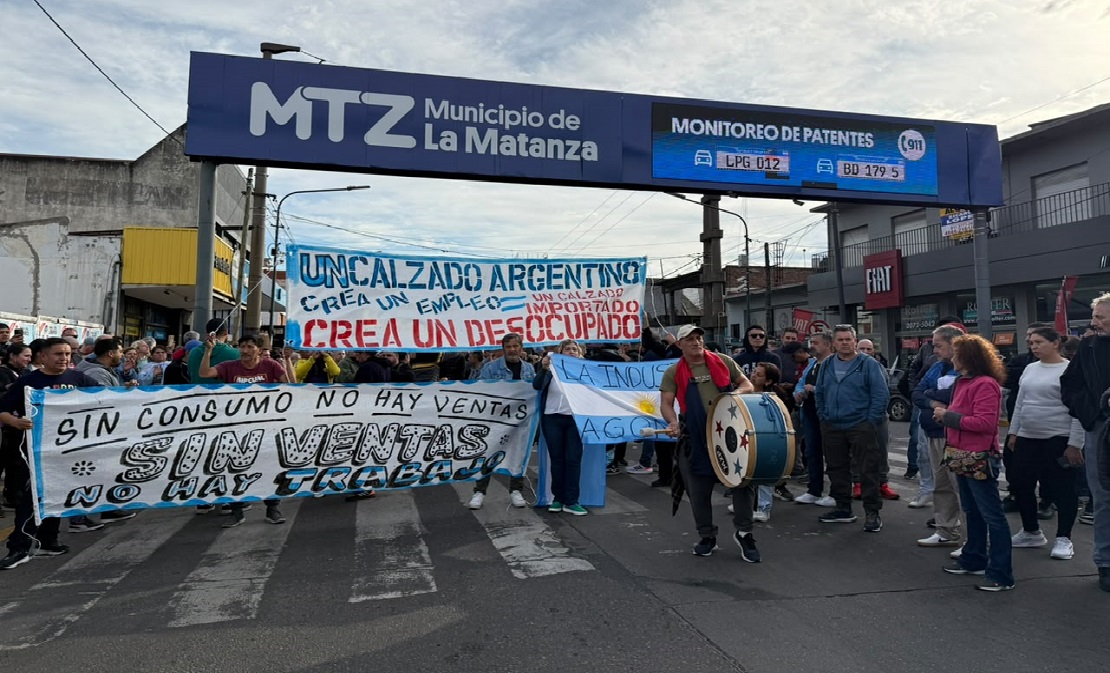 Trabajadores del calzado manifestándose en la esquina de Mosconi y General Paz