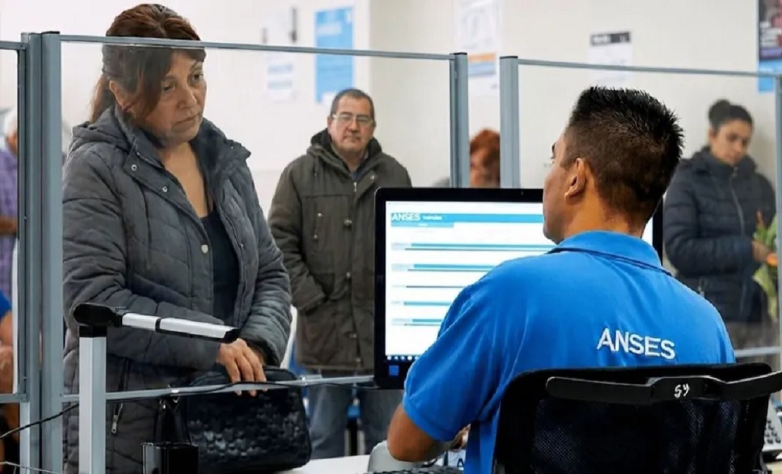 Sede central de ANSeS con personas esperando atención en la entrada