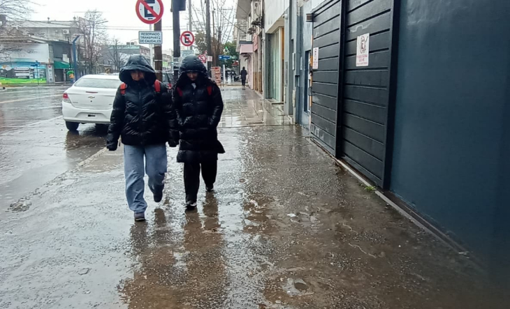 Calle anegada por lluvias intensas en la provincia de Buenos Aires