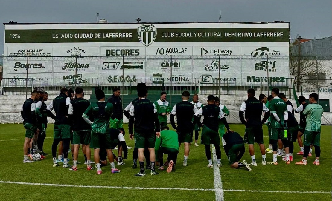 Jugadores de Deportivo Laferrère disputando un partido de la Primera B