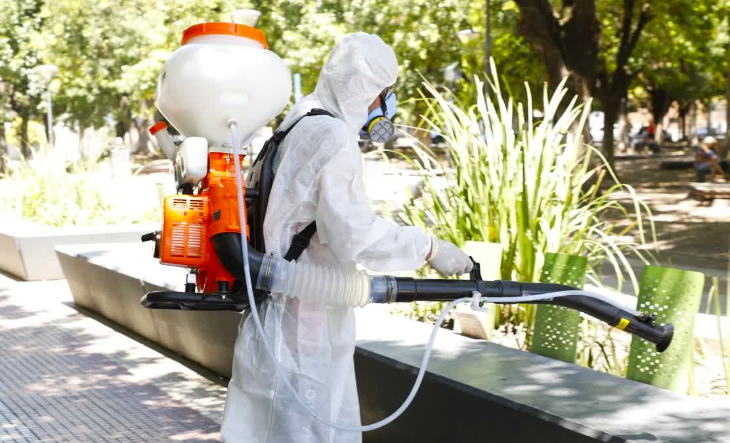Agentes de salud fumigando una calle de La Matanza durante la campaña contra el dengue