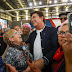 Fernando Espinoza junto a jubilados en un encuentro en González Catán