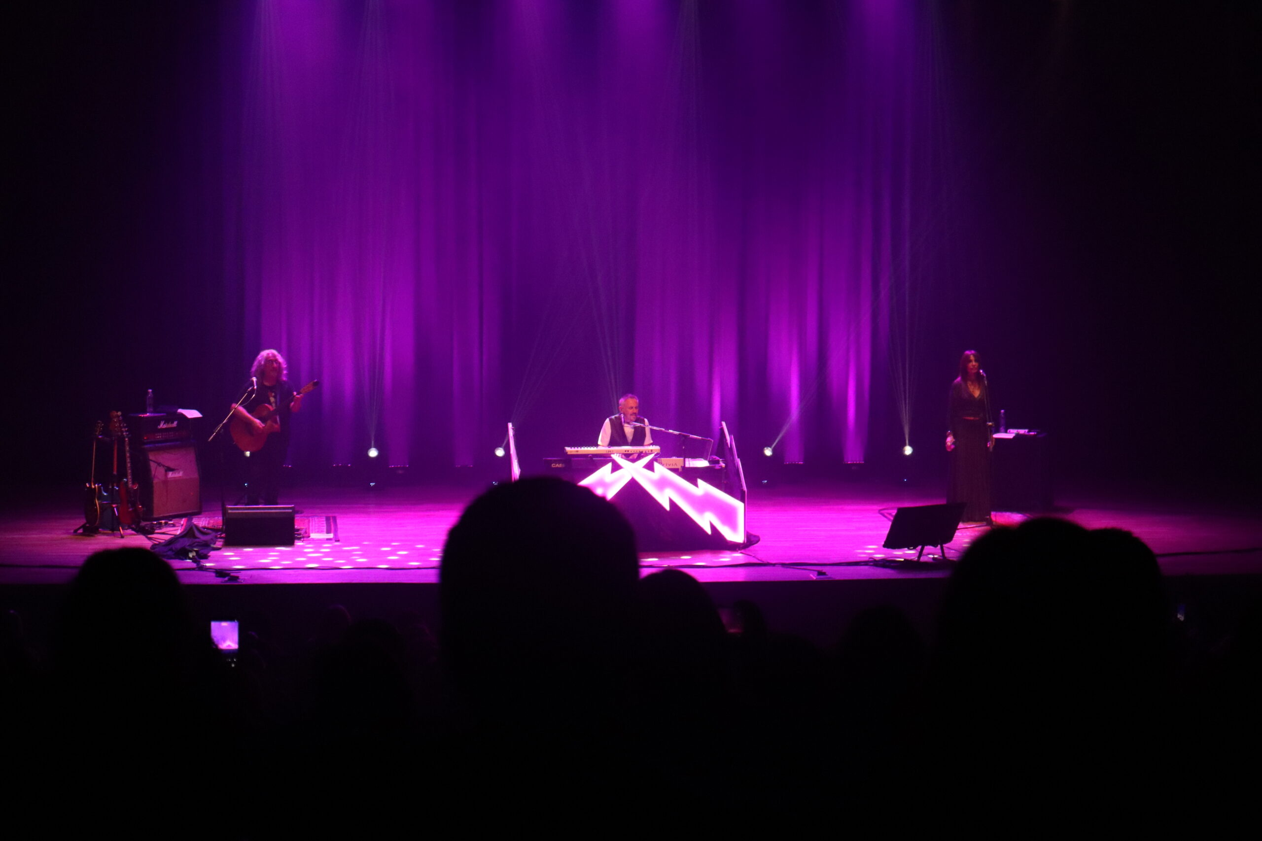 Alejandro Lerner cantando con su piano en el escenario del Teatro Universidad