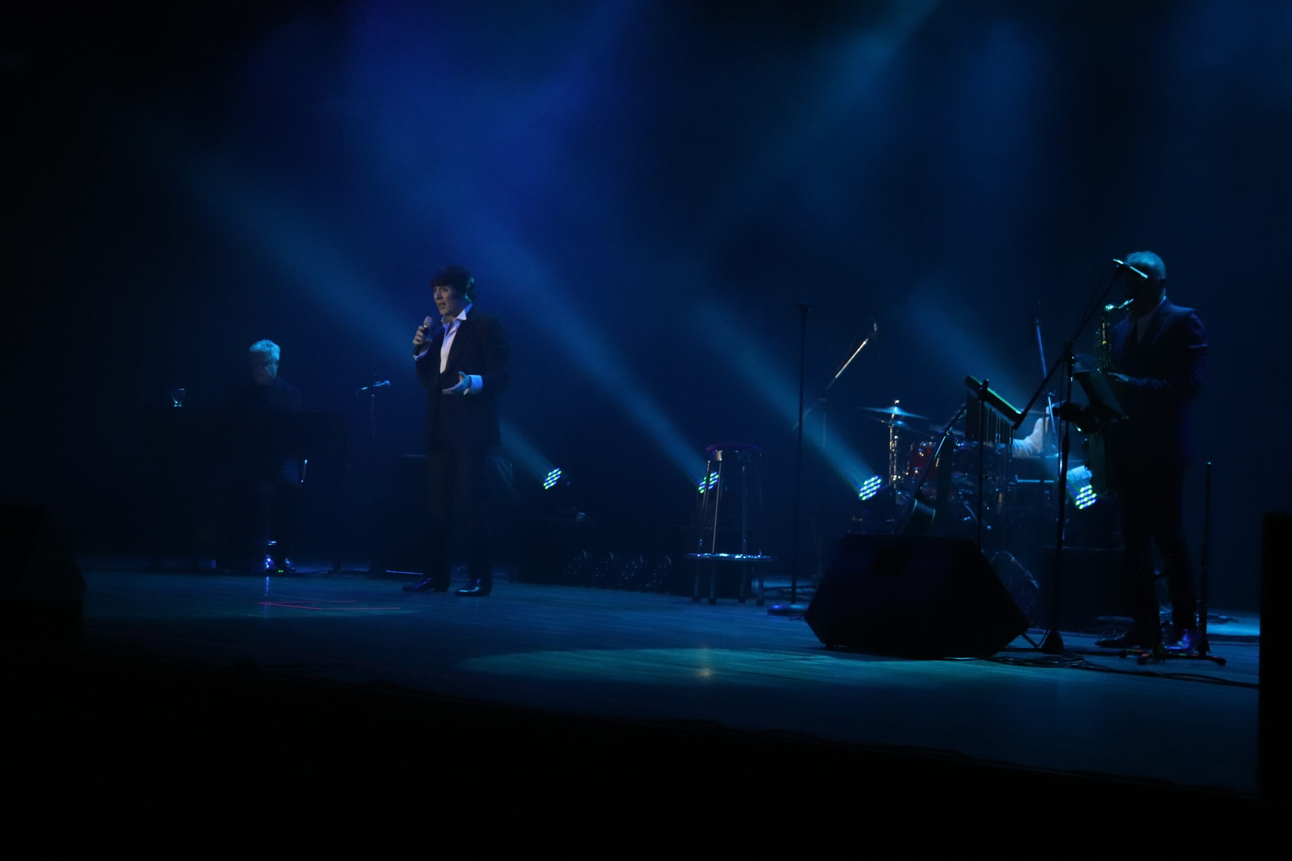 Público y músicos durante el homenaje a Sandro en el Teatro Universidad