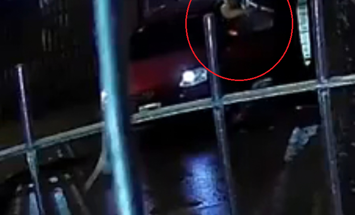Cámara de seguridad capta el ataque a un suboficial de la Policía Federal en González Catán