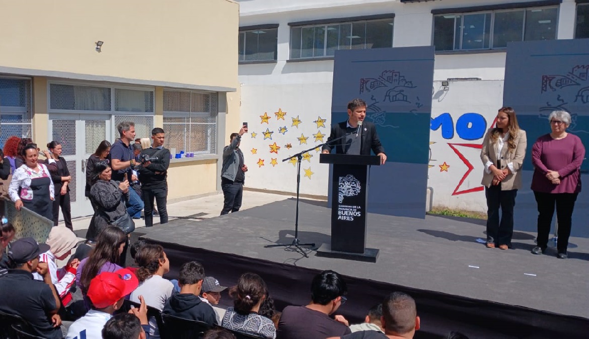 Axel Kicillof y Fernando Espinoza durante la inauguración de una escuela en Virrey del Pino