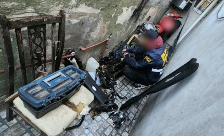 Móvil policial durante un allanamiento en una vivienda de Gregorio de Laferrère