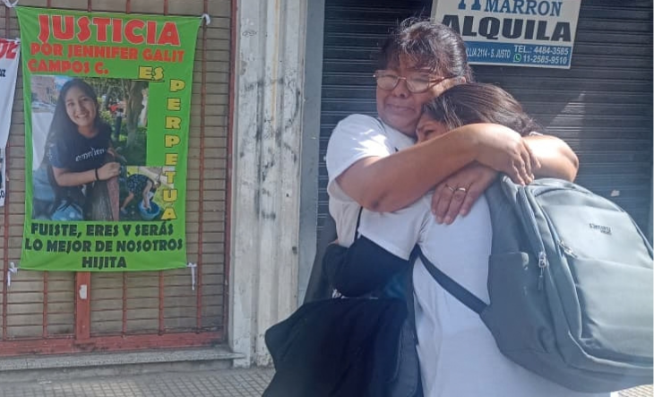 Familiares de Jennifer Campos en el inicio del juicio en tribunales