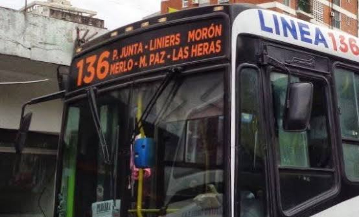 Colectivo de la línea 136 circulando por una avenida del conurbano bonaerense